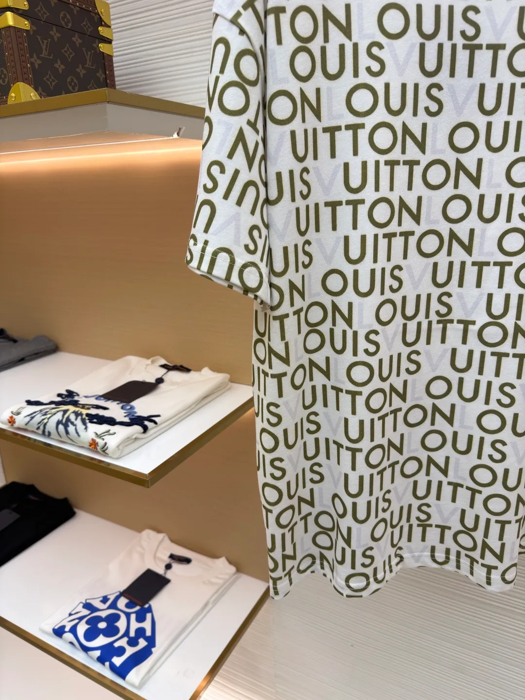 LOUIS VUITTON full-width printed short sleeves ●Item number: 1682361-A05 ●Material: cotton fabric ●Technology: printing production ●Color: white ●Version: fitted version ●Weight: about 250 grams ●Size: S-M-L-XL ●Description: This Louis Vuitton all-over lettering T-shirt is made of 220g double-ply combed cotton fabric, which is treated with liquid ammonia mercerization. The surface of the fabric forms a delicate and soft light texture, while improving wrinkle resistance and breathability, making it less likely to deform after long-term wear. The body of the garment uses digital direct-injection printing technology to present a full-print pattern of brand letters. The printing ink penetrates into the fabric fibers, has a high degree of color reproduction and is resistant to washing and does not fall off. The letter layout is designed with precise alignment, and there is no misalignment or blurring problem. The neckline is a ribbed round neck reinforced with two needles. The ribs are made of high-elastic spandex blended material and will not deform after repeated stretching. The brand woven label is sewn on the inside of the neckline and the stitching is flat. The side seams of the body are seamlessly heat-pressed to reduce friction when worn. The cuffs and hem are rolled and hemmed. The design is loose and dropped shoulders. The pieces are cut three-dimensionally to achieve a natural drape effect. Every detail is subject to strict quality control, taking into account both design and wearing comfort. The overall wiring is straight and delicate, the fabric is comfortable and soft, and the color is consistent without color difference. It can be matched with the same style to create a fashionable look and control various occasions. Customized accessories, complete with three standards, same style for men and women!